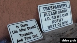 Предупредительные знаки на границе США и Мексики