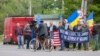 Un grup de cetățeni participă la o manifestație pro-NATO lângă punctul vamal Sculeni, de la frontiera cu România, 3 mai 2016