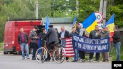 Un grup de cetățeni participă la o manifestație pro-NATO lângă punctul vamal Sculeni, de la frontiera cu România, 3 mai 2016