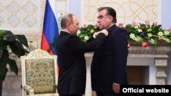 Президенты России и Таджикистана Владимир Путин (слева) и Эмомали Рахмон.