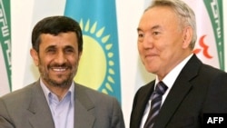 Иран президенті Махмуд Ахмадинежад (сол жақта) пен Қазақстан президенті Нұрсұлтан Назарбаев. Астана, 6 сәуір 2009 жыл.