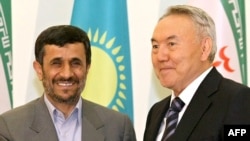 Kazakh President Nursultan Nazarbaev (right) with his Iranian counterpart Mahmud Ahmadinejad in Astana