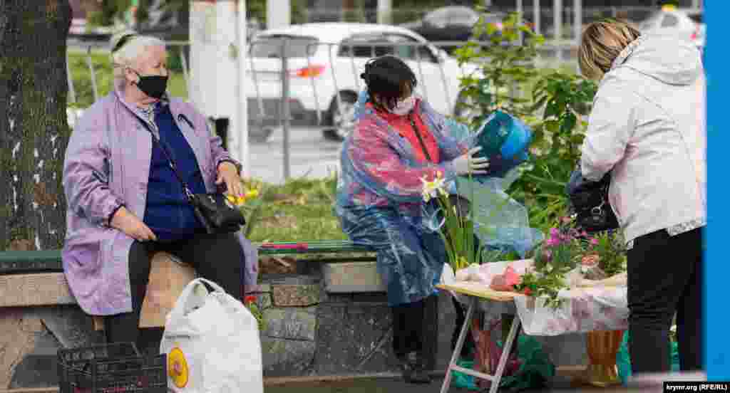 Продавцы цветов на площади имени Куйбышева продолжают неукоснительно соблюдать масочный режим, Симферополь