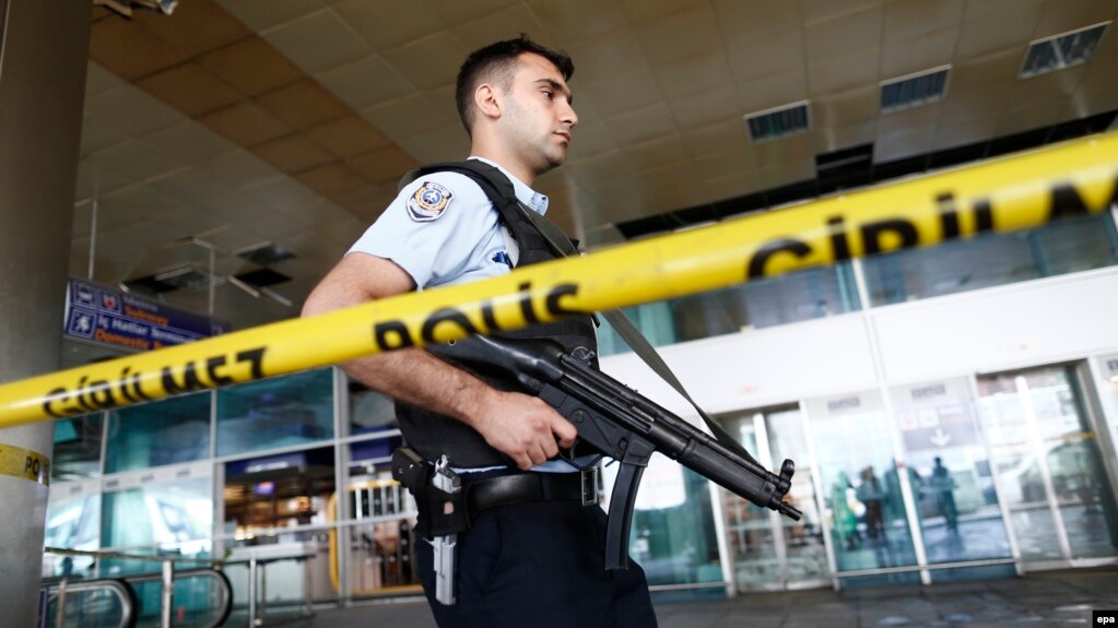 Поліцейський патрулює аеропорт імені Ататюрка в Стамбулі після нападу 28 червня 2016 року
