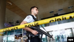 Полицейский патрулирует аэропорт имени Ататюрка в Стамбуле после нападения 28 июня 2016 года