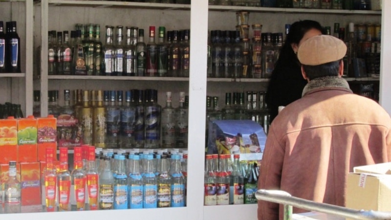 Ahalda öýlerinde alkogol, temmäki we derman önümlerini satýan raýatlara garşy reýd geçirilýär