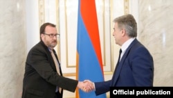 Armenia - Acting Prime Minister Karen Karapetian (R) meets U.S. Ambassador Richard Mills, Yerevan, 25Apr2018