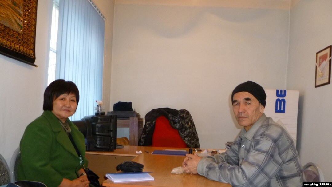 Tolekan Ismoilova Azimjon Asqarov bilan Bishkekdagi 47-sonli qamoqxonada. 15-mart, 2011