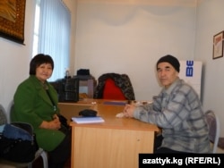 Глава правозащитного движения «Бир Дуйно — Кыргызстан» Толекан Исмаилова на встрече с заключенным под стражу коллегой Азимжаном Аскаровым, 15 марта 2011 года