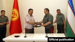 Начальник Генштаба ВС Кыргызстана Райимберди Дуйшенбиев и министр обороны Узбекистана Абдусалом Азизов.
