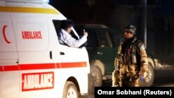 Вооруженный сотрудник сил безопасности у автомобиля скорой помощи. Кабул, 24 декабря 2018 года.