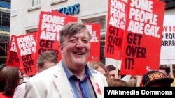 Aktori britanik, Stephen Fry gjatë një prej paradave të homoseksualve në Londër, 7 korrik 2012.