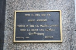 Табличка, посвященная Хемингуэю, на отеле "Гран Виа" в Мадриде