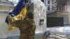 Підняття прапора України біля картографічного центру в Одесі. Праворуч на стіні встановлено меморіальну дошку пам'яті Сергія Кокуріна