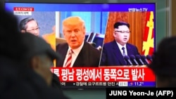 Люди на залізничній станції у Південній Кореї дивляться новини про випробування Пхеньяном міжконтинентальної балістичної ракети, 29 листопада 2017 року