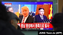 Южнокорейское телевидение сообщает о запуске Северной Кореей баллистической ракеты. На экране телевизора – президент США Дональд Трамп и северокорейский лидер Ким Чен Ын. Сеул, 29 ноября 2017 года.
