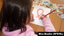 ВИЧ-инфицированная девочка рисует символ борьбы со СПИДом