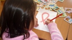 ВИЧ-инфицированная девочка в Шымкенте рисует красную ленту, символ борьбы со СПИДом 