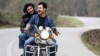 In one of the sequences in the final episode of Paytakht 6, newlyweds ride a motorbike on the roads of northern Mazandaran Province, an image that has reminded many of an iconic scene in the 1975 romantic drama Hamsafar.