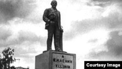 Latin yazısı olğan Lenin abidesi. Qazan. 1930 senesi