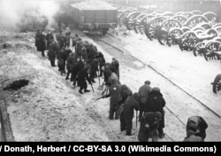 Люты 1942 году, менскія габрэі прыбіраюць сьнег на чыгуначным вакзале