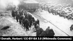 Minskdə yəhudilər dəmiryol xəttinin qarını təmizləyir, 1942-ci ilin fevralı