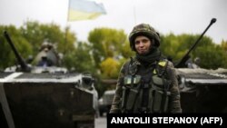 Separatçı Donetsk bölgəsində Ukrayna qadın hərbi qulluqçusu