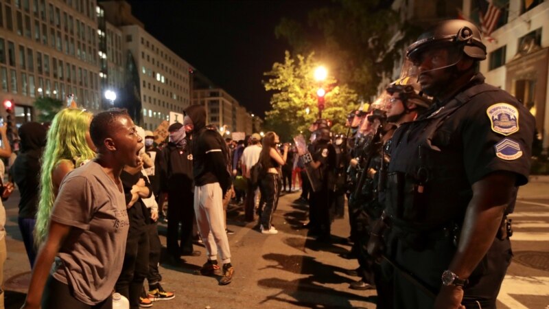 ABŞ-da protestçiler komendant sagadyna garamazdan köçelere çykdylar