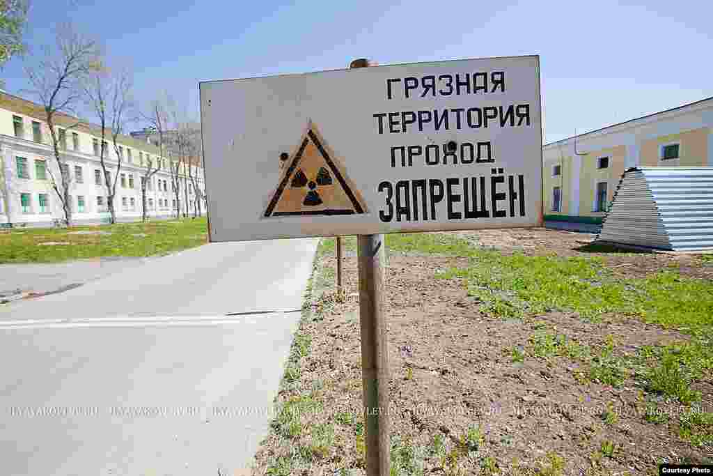 Здесь условно начинается «грязная» территория. Разделение это действительно условно, но соблюдается очень строго, именно это позволяет не растаскивать радиоактивную грязь по всей окрестности.