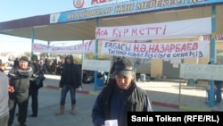 Активист рабочих Бекарыс Толесинов выступает на забастовке работников нефтесервисного предприятия «Бургылау». Жанаозен, 2 октября 2016 года. 