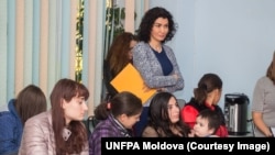 Tinere cu nevoi speciale alături de Rita Columbia (centru), reprezentanta UNFPA Moldova