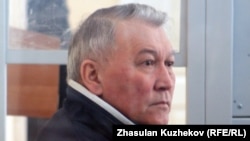 Жаксылык Доскалиев, бывший министр здравоохранения Казахстана, перед началом судебного заседания. Астана, 19 мая 2011 года