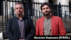 Адвокат Стоян Мадин и журналистът Димитър Кенаров пред Съдебната палата в София
