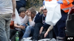 Құтқарушылар жарақат алған адамдарға көмек көрсетіп жатыр. Прага, 29 сәуір 2013 жыл. 