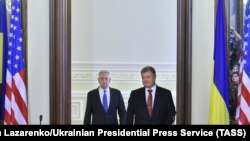 Голова Пентагону Джеймс Маттіс і Петро Порошенко на зустрічі у Києві, 24 серпня 2017