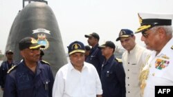 Үндістанның әскери басшылары Ресейден алынған «Акула ІІ» атом сүңгуір қайығының үстінде тұр. Вишакхапатнам, 4 сәуір 2012 жыл. Көрнекі сурет.