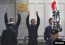 Демонстрация японских ультраправых националистов перед посольством РФ в Токио. Август 2013 года