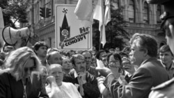 Дисидент і народний депутат Левко Лук'яненко спілкується з людьми біля Верховної Ради. Київ, 24 серпня 1991 року