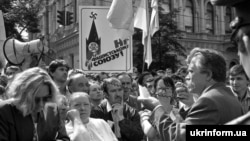 Дисидент і народний депутат Левко Лук'яненко спілкується з людьми біля Верховної Ради. Київ, 24 серпня 1991 року