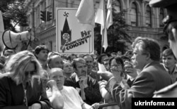Депутат Верховной Рады Украины Левко Лукьяненко общается с людьми. Киев, 24 августа 1991 года