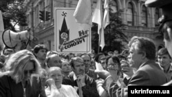 Натовп людей вітає Акт проголошення державної незалежності України біля Верховної Ради. Київ, 24 серпня 1991 року