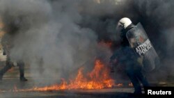 Молотов коктел врз полицајците на протестите во Атина 