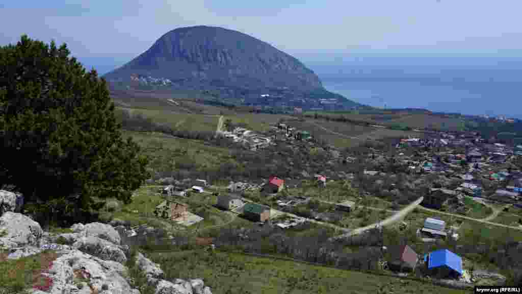 Вид на Гурзуфскую долину и Аю-Даг с Красного Камня