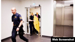 Швед полициячилари Нодира Аминова шахсиятини ҳимоя қилиш мақсадида¸ 2012 йилги маҳкамага уни юзига ниқоб тутилган ҳолда олиб келган эди.