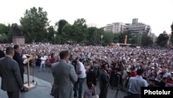 Armenia - Opposition leader Levon Ter-Petrosian speaks at a rally in Yerevan, 30Jun2011.