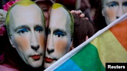 Лондондағы Ресей елшілігі алдында өткен ЛГБТ наразылық акциясында белсенділер киіп тұрған Путиннің маскасы. Ұлыбритания, 14 ақпан 2014 жыл. 