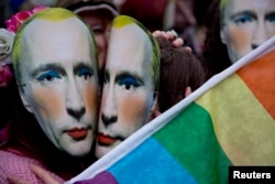 Imaginea lui Vladimir Putin cu buze și gene machiate a fost inclusă pe lista „materialelor extremiste” interzise în Rusia.