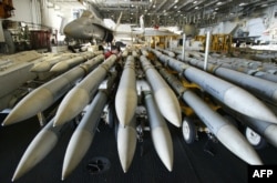 Штабели ракет AMRAAM в ангарном отсеке американского авианосца «Китти Хок» в северных водах Персидского залива, 28 марта 2003 года