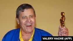 US actor Jerry Lewis on May 15, 2009 posing with his Oscar for the Jean Hersholt Humanitarian Award in Cannes. Lewis was exceptionally popular in Iran and many in the country mourned his passing on August 20, 2017.