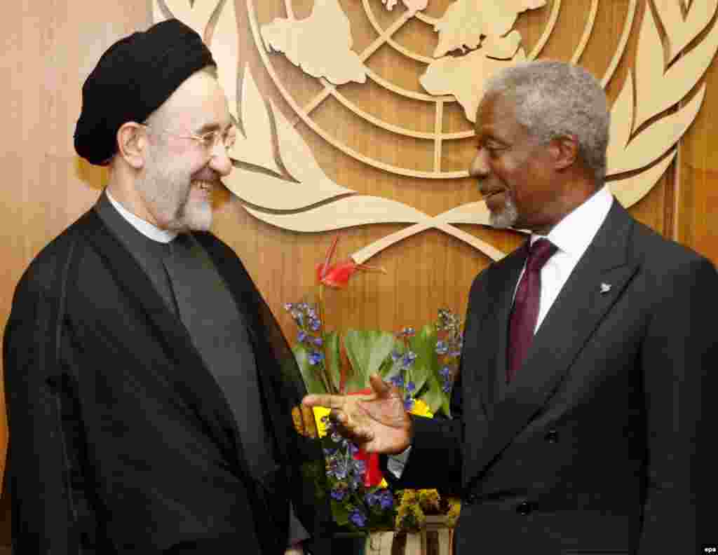 همراه کوفی عنان، دبیر کل سابق سازمان ملل متحد در مقر سازمان ملل در نیویورک